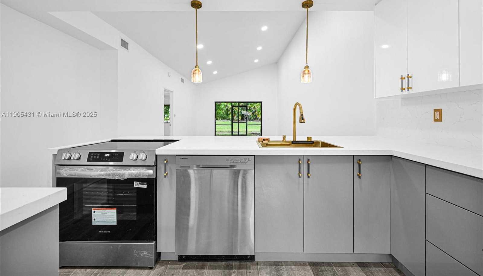 Small Image of 453 LAKEVIEW DR #1, Weston Number 11