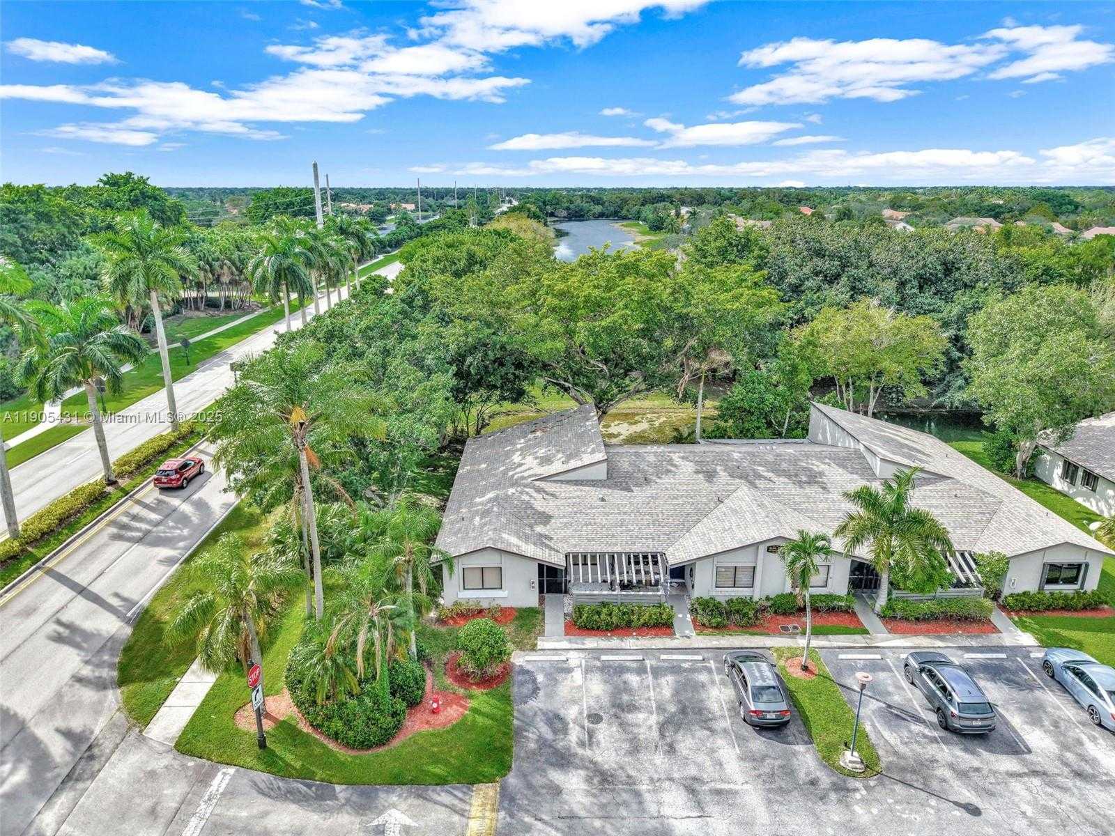 Small Image of 453 LAKEVIEW DR #1, Weston Number 21