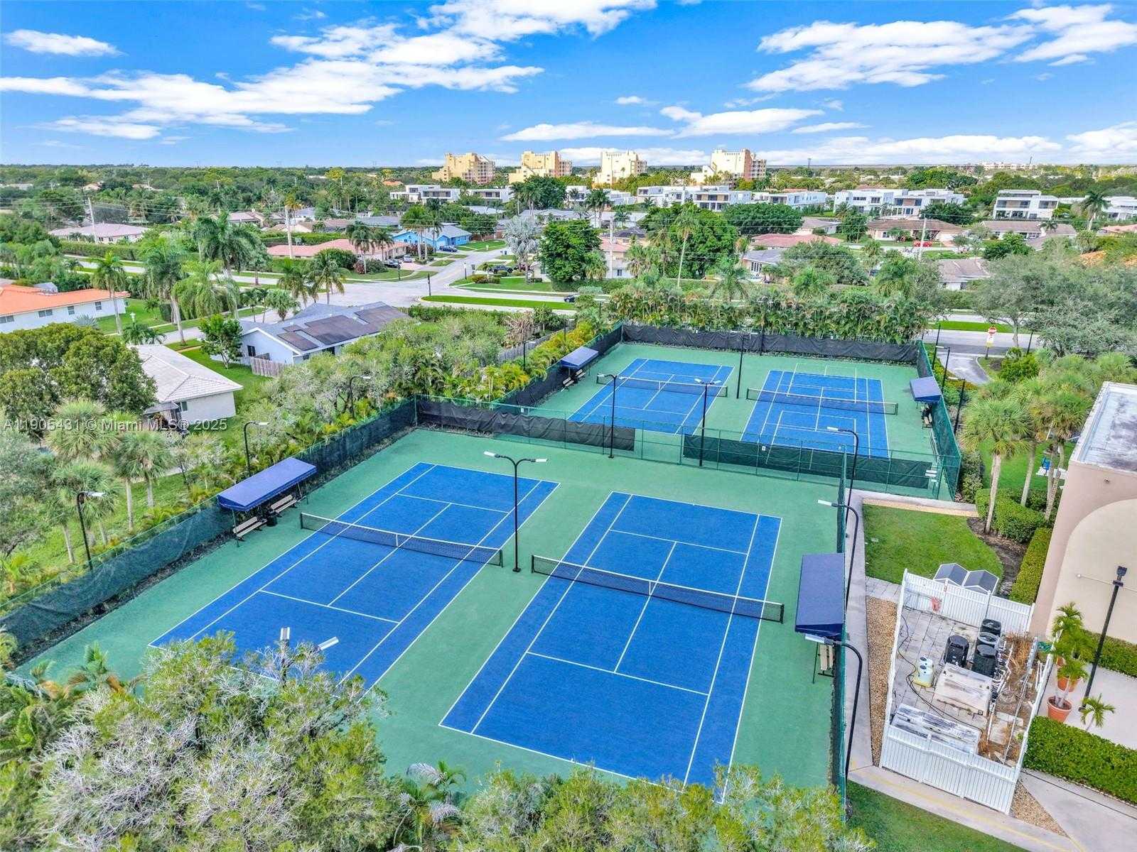 Small Image of 453 LAKEVIEW DR #1, Weston Number 4