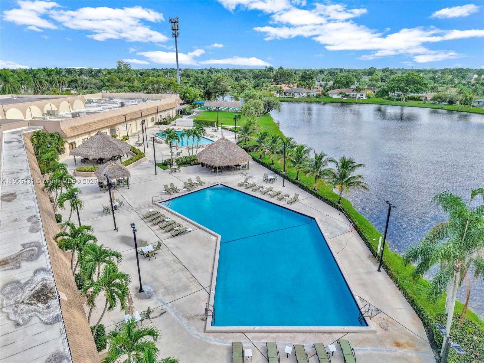 Small Image of 453 LAKEVIEW DR #1, Weston Number 5