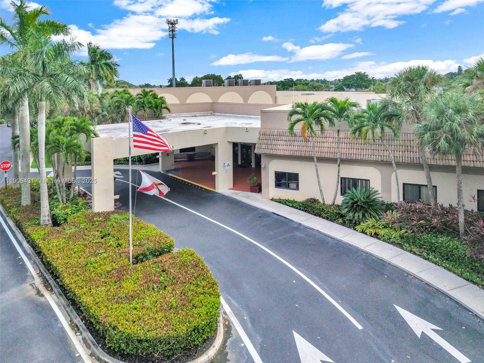 Small Image of 453 LAKEVIEW DR #1, Weston Number 7