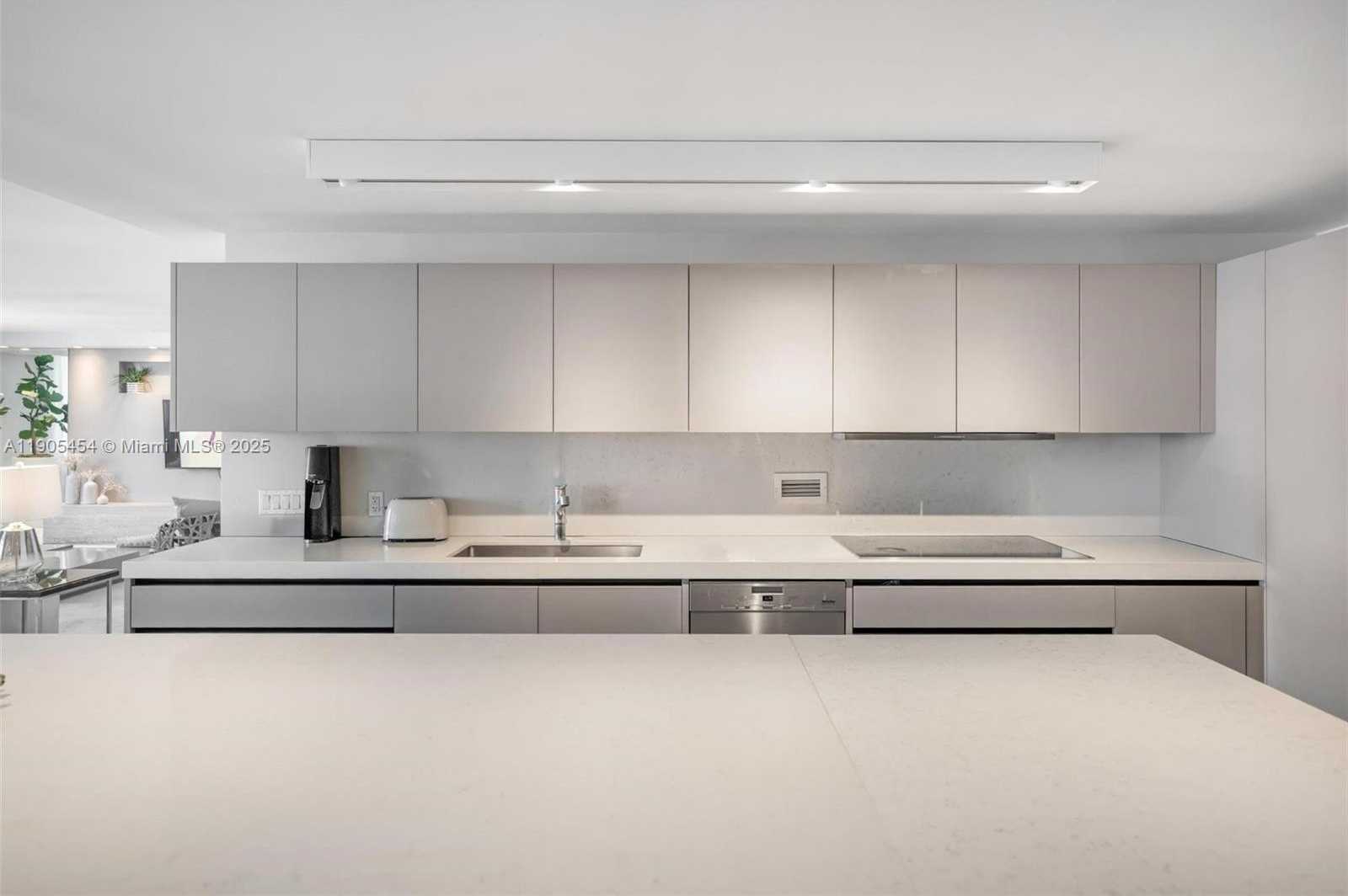 Small Image of 2301 COLLINS AVE #1414/1415, Miami Beach Number 16