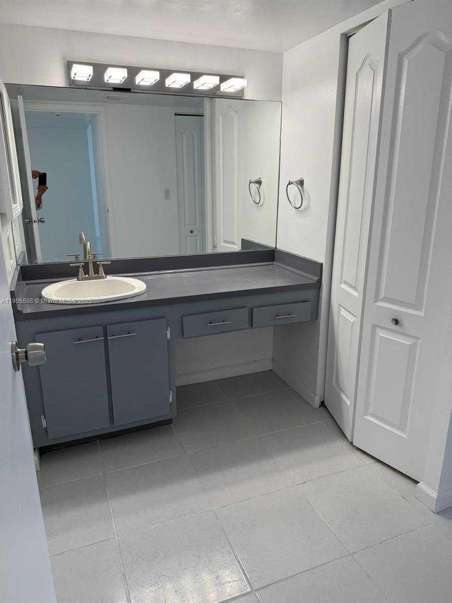 Small Image of 100 BAYVIEW DR #412, Sunny Isles Beach Number 11