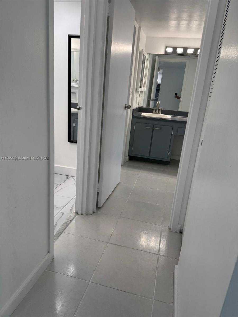 Small Image of 100 BAYVIEW DR #412, Sunny Isles Beach Number 8