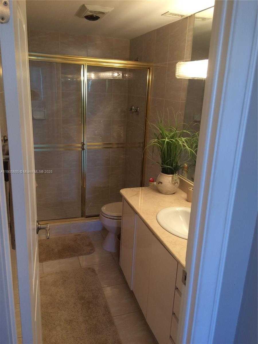 Small Image of 500 BAYVIEW DR #2031, Sunny Isles Beach Number 2