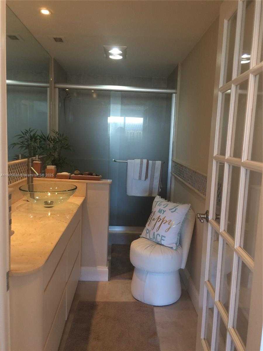 Small Image of 500 BAYVIEW DR #2031, Sunny Isles Beach Number 25