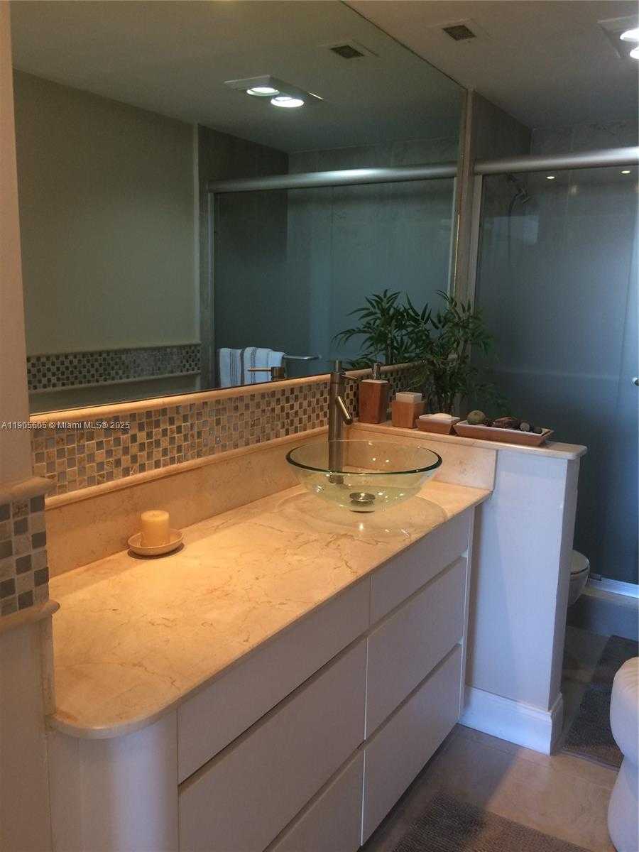 Small Image of 500 BAYVIEW DR #2031, Sunny Isles Beach Number 26