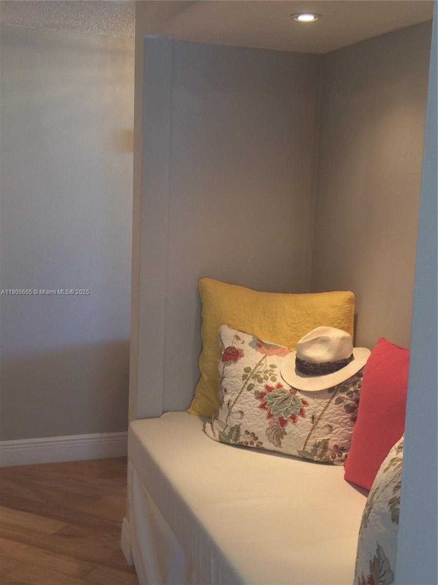 Small Image of 500 BAYVIEW DR #2031, Sunny Isles Beach Number 30