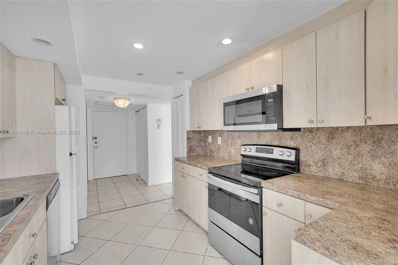 Small Image of 2001 ATLANTIC SHORES BLVD #220, Hallandale Beach Number 11