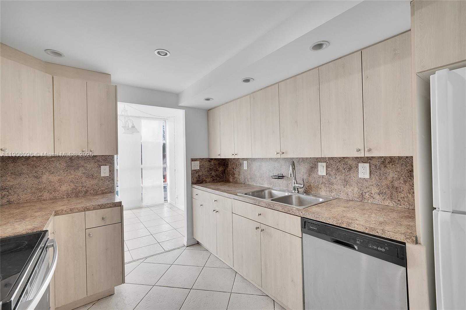 Small Image of 2001 ATLANTIC SHORES BLVD #220, Hallandale Beach Number 12