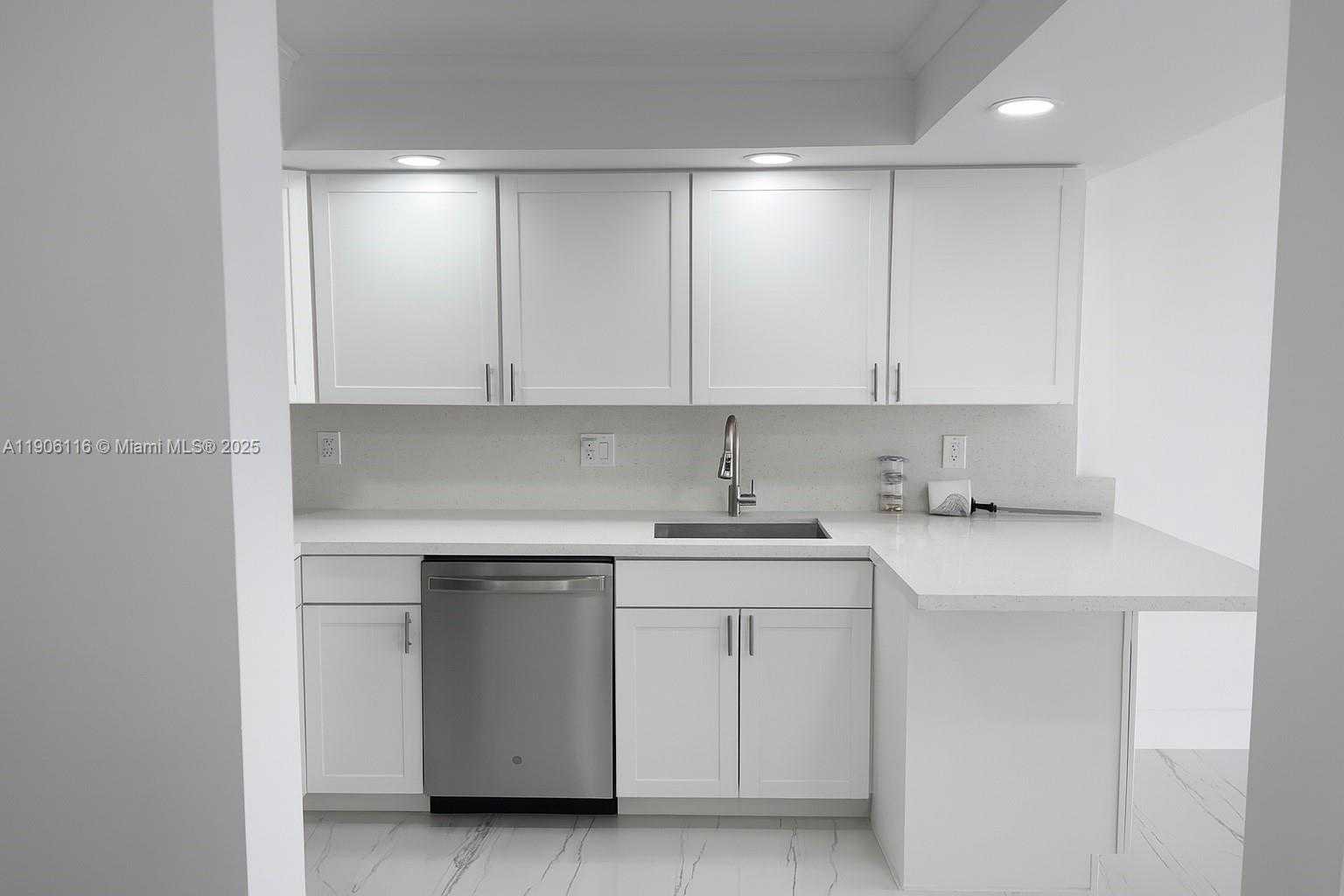 Small Image of 6900 BAY DR #6C, Miami Beach Number 13