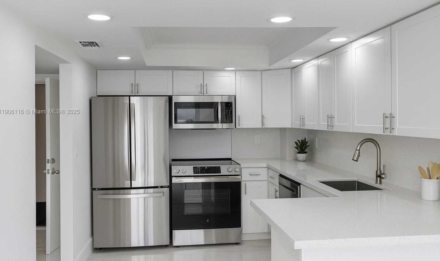 Small Image of 6900 BAY DR #6C, Miami Beach Number 15