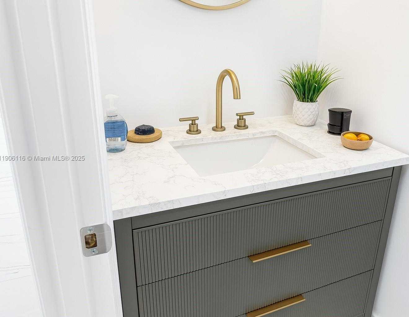 Small Image of 6900 BAY DR #6C, Miami Beach Number 8