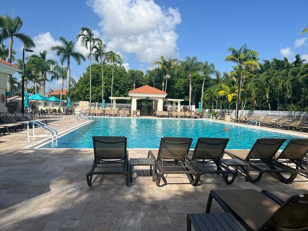 Small Image of Doral Number 28