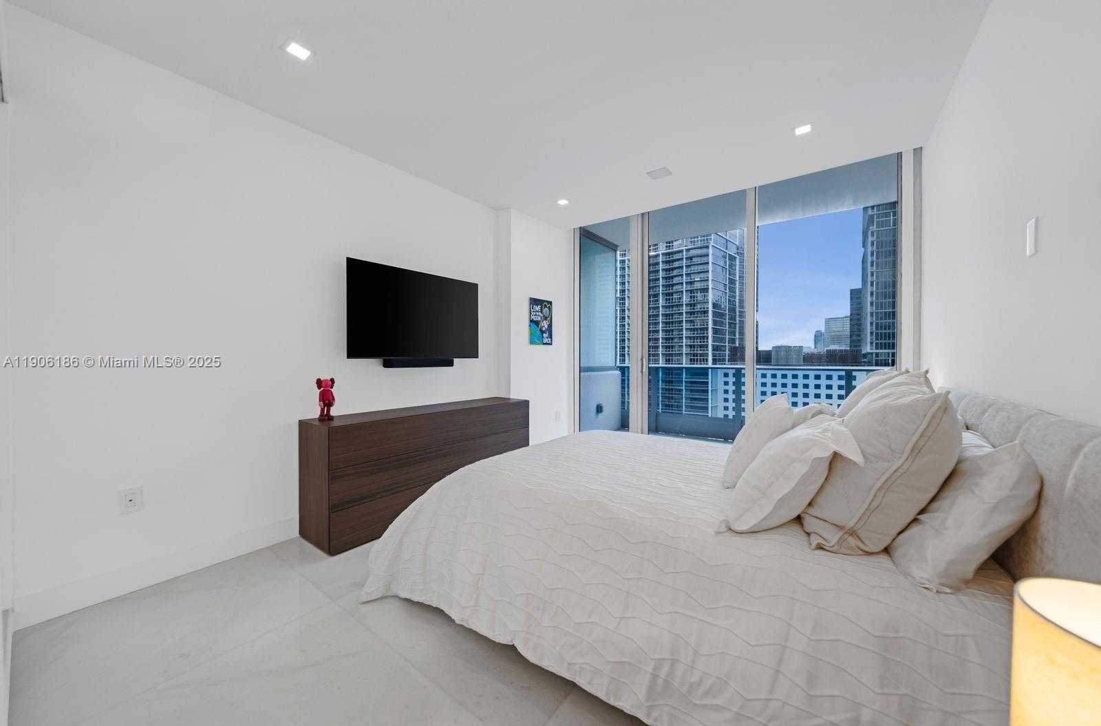 Small Image of 200 BISCAYNE BOULEVARD WAY #1406, Miami Number 22