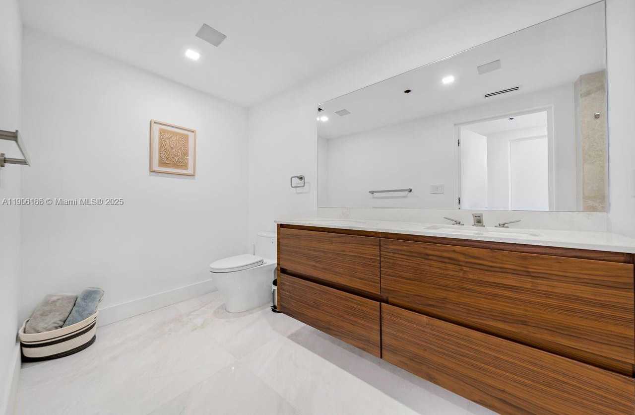 Small Image of 200 BISCAYNE BOULEVARD WAY #1406, Miami Number 23