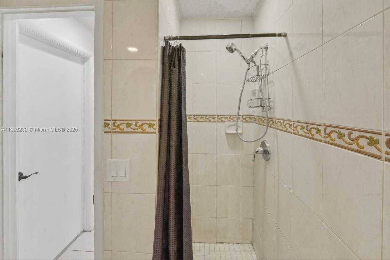 Small Image of 6018 NORTH WEST 172ND TERR CIR, Hialeah Number 12