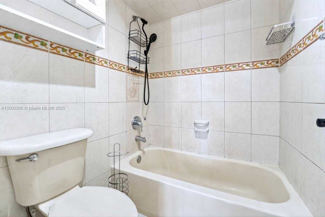 Small Image of 6018 NORTH WEST 172ND TERR CIR, Hialeah Number 16