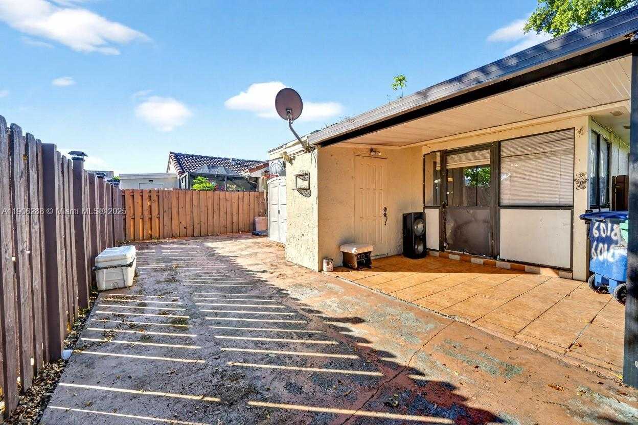 Small Image of 6018 NORTH WEST 172ND TERR CIR, Hialeah Number 19