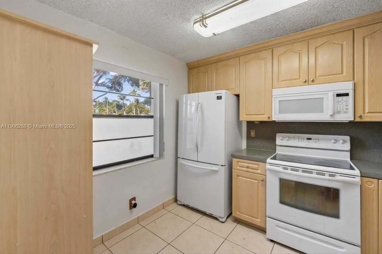 Small Image of 6018 NORTH WEST 172ND TERR CIR, Hialeah Number 5