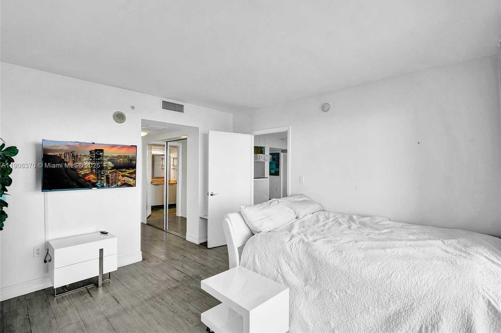 Small Image of 1800 NORTH BAYSHORE DR #2407, Miami Number 13