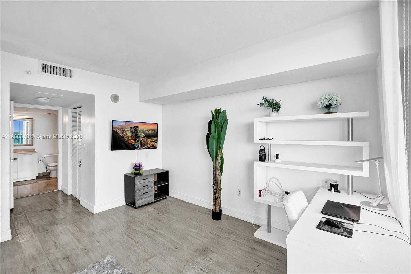 Small Image of 1800 NORTH BAYSHORE DR #2407, Miami Number 9