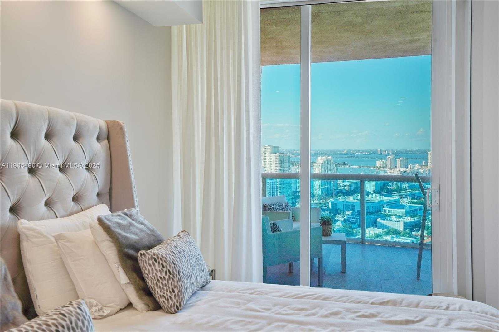 Small Image of 300 SOUTH POINTE DR #4306, Miami Beach Number 36