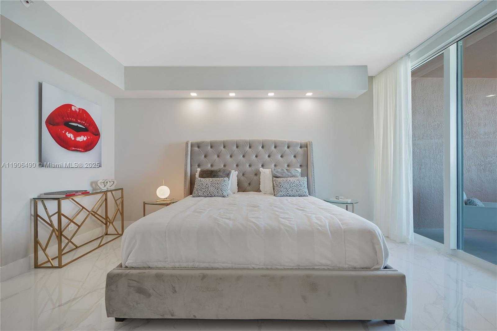 Small Image of 300 SOUTH POINTE DR #4306, Miami Beach Number 37