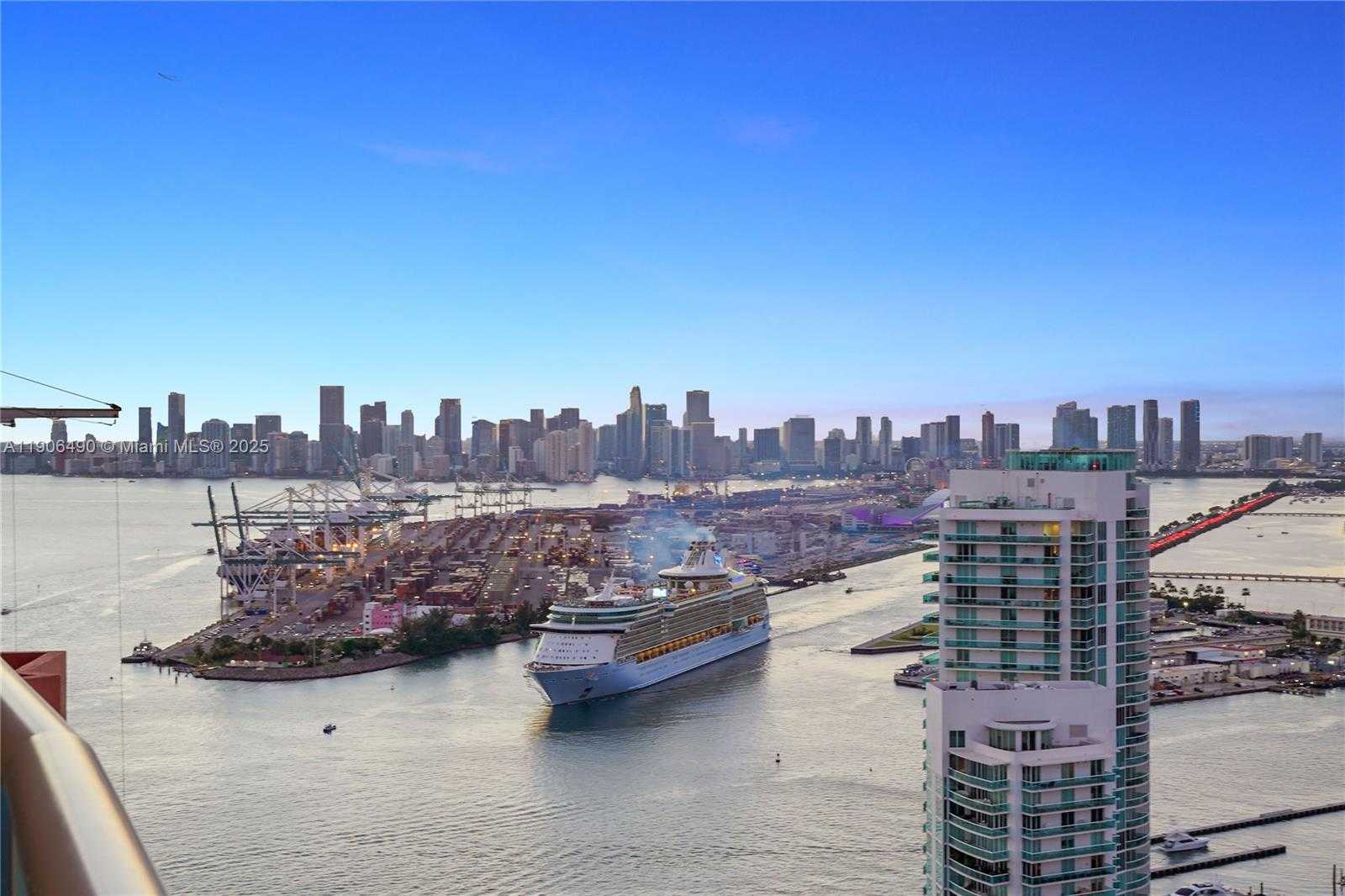 Small Image of 300 SOUTH POINTE DR #4306, Miami Beach Number 65