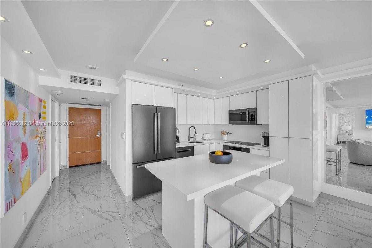 Small Image of 400 SOUTH POINTE DR #2106, Miami Beach Number 14