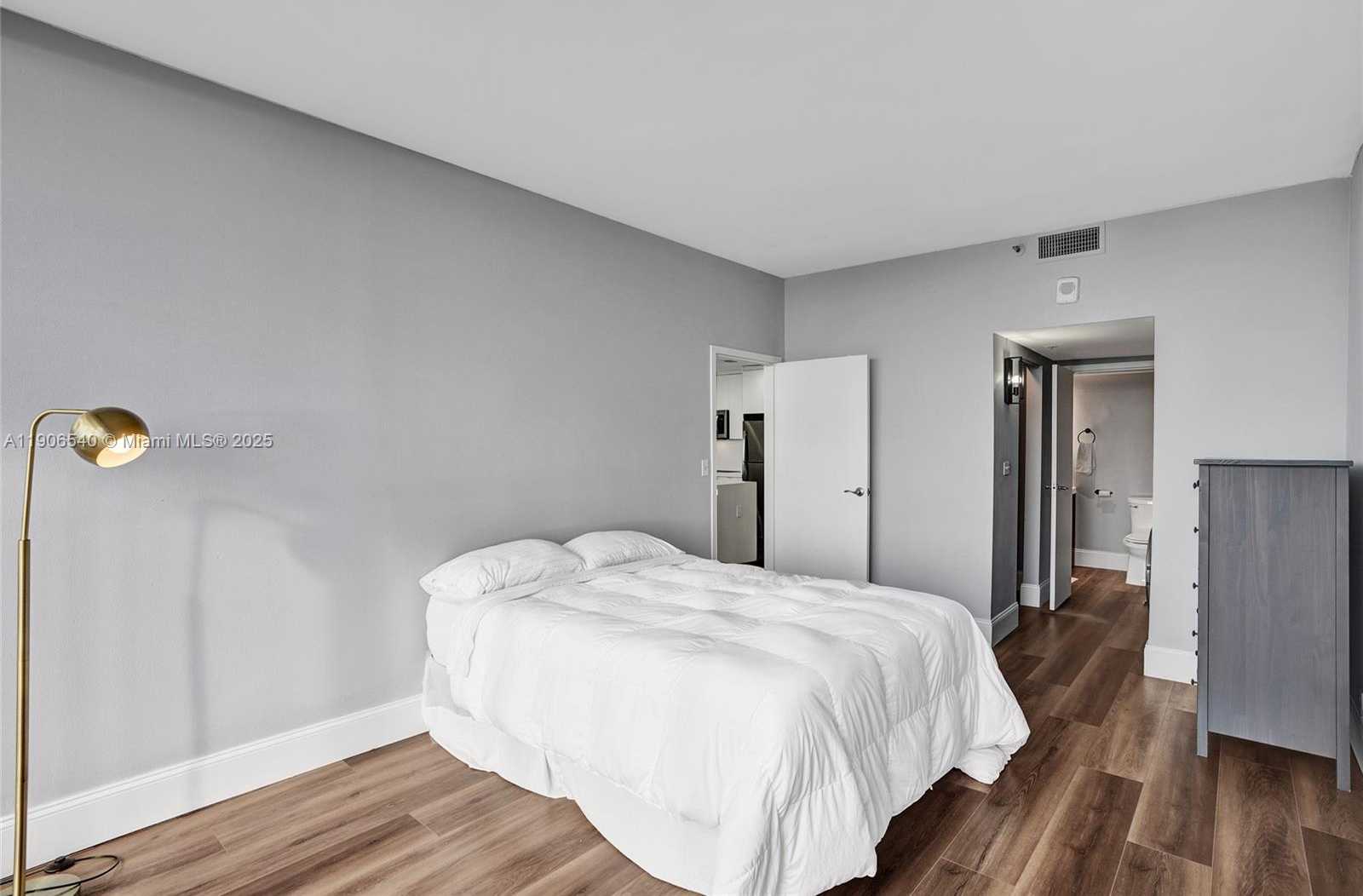 Small Image of 7601 EAST TREASURE DR #PH102, North Bay Village Number 19