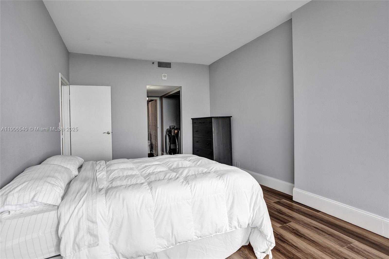 Small Image of 7601 EAST TREASURE DR #PH102, North Bay Village Number 20