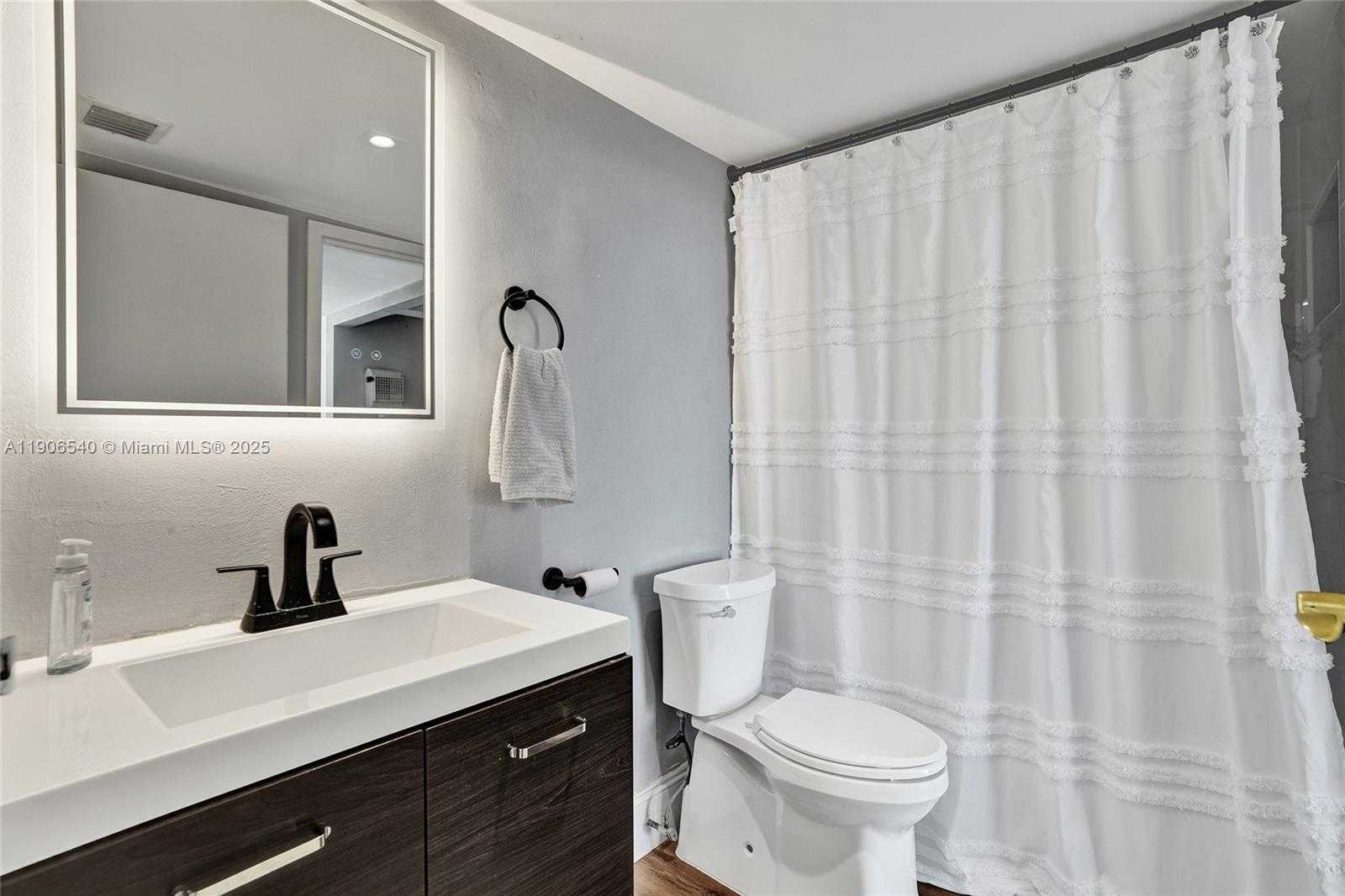 Small Image of 7601 EAST TREASURE DR #PH102, North Bay Village Number 25