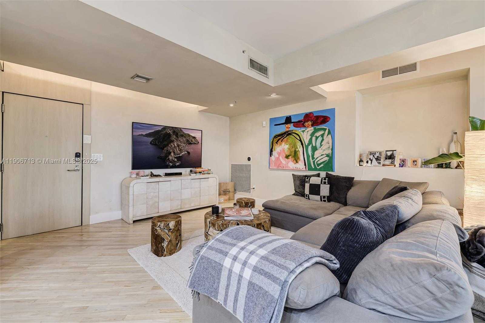 Small Image of 2001 MERIDIAN AVE #307, Miami Beach Number 3