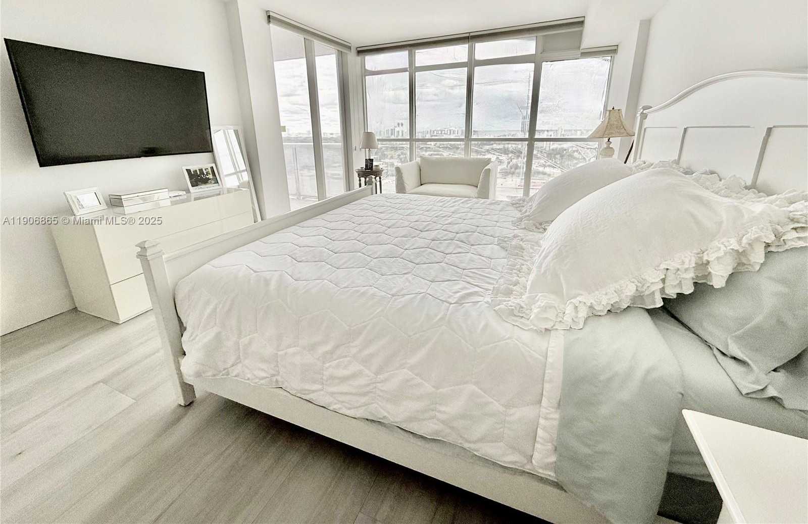 Small Image of 1800 SUNSET HARBOUR DR #2005, Miami Beach Number 13