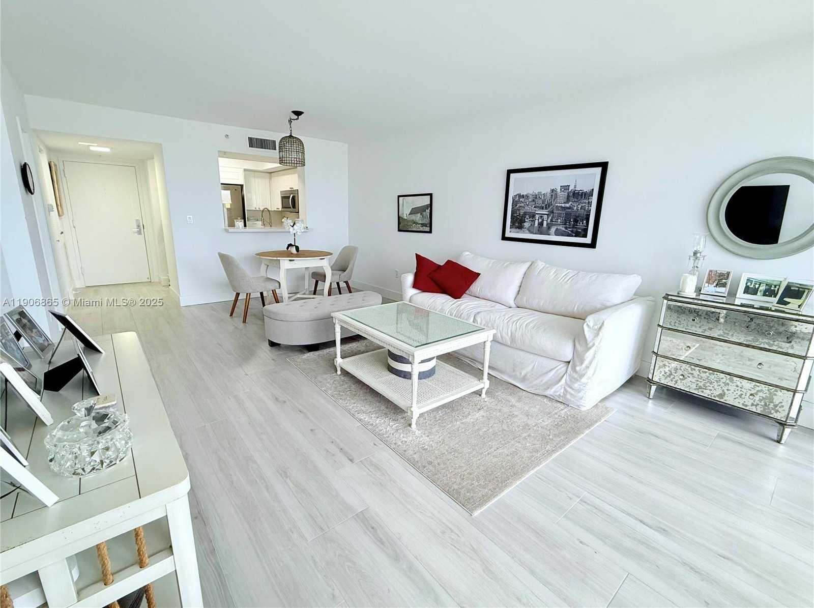 Small Image of 1800 SUNSET HARBOUR DR #2005, Miami Beach Number 4