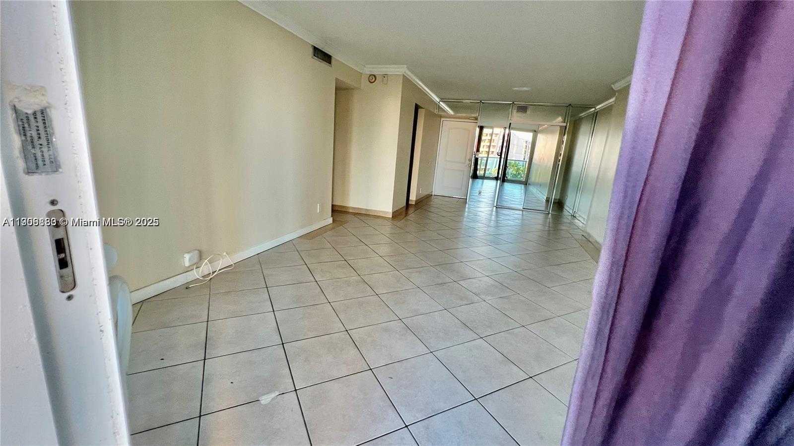 Small Image of 100 BAYVIEW DR #607, Sunny Isles Beach Number 3