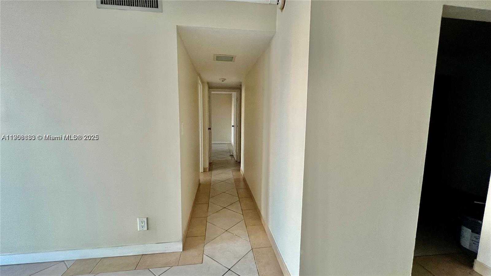 Small Image of 100 BAYVIEW DR #607, Sunny Isles Beach Number 4