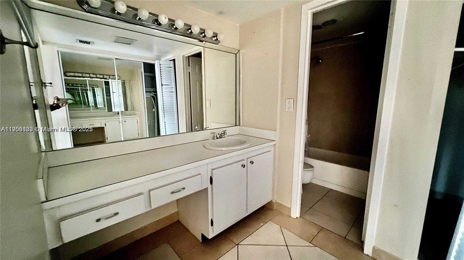 Small Image of 100 BAYVIEW DR #607, Sunny Isles Beach Number 9
