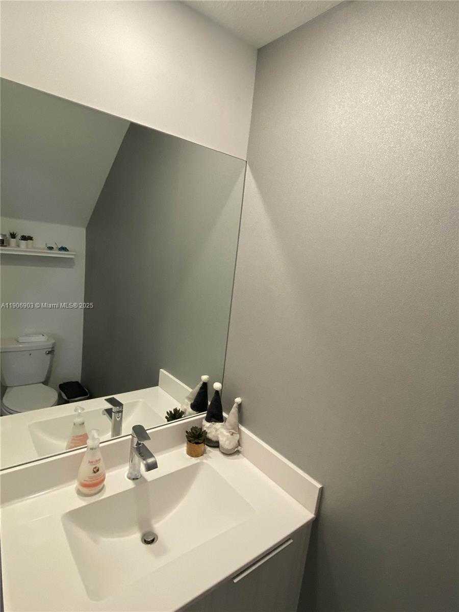 Small Image of 15855 NORTH WEST 90TH CT, Miami Lakes Number 11