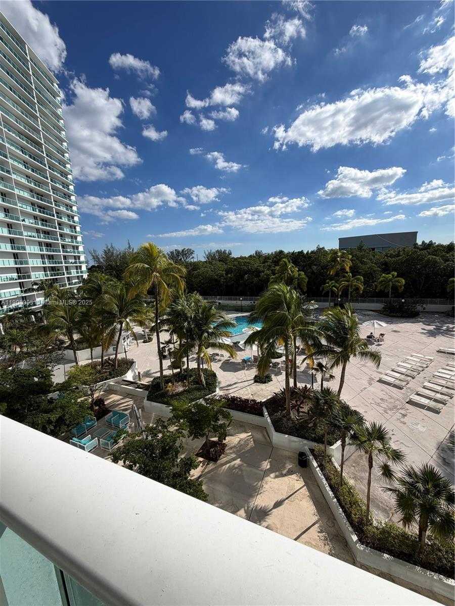 Small Image of 100 BAYVIEW DR #425, Sunny Isles Beach Number 1