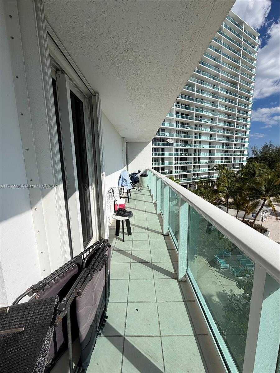 Small Image of 100 BAYVIEW DR #425, Sunny Isles Beach Number 13