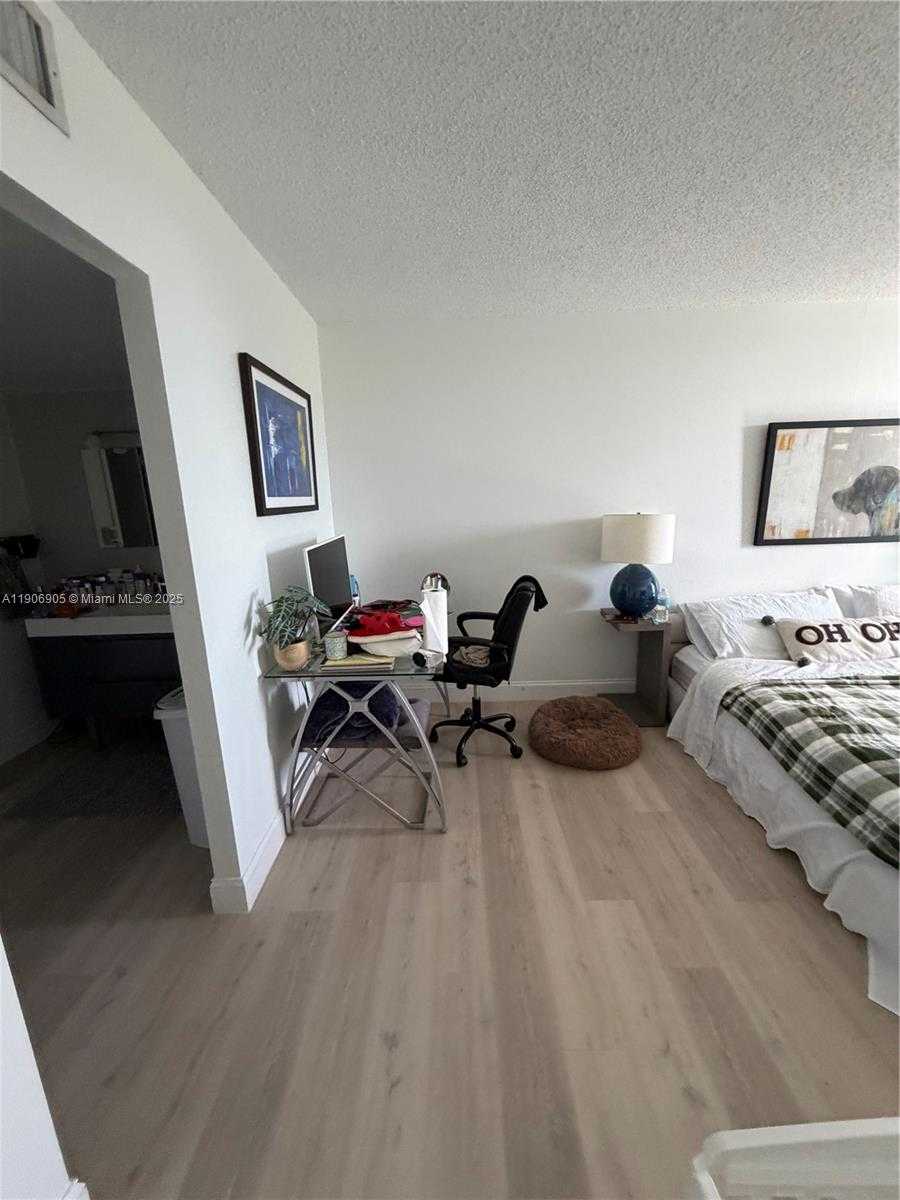 Small Image of 100 BAYVIEW DR #425, Sunny Isles Beach Number 16