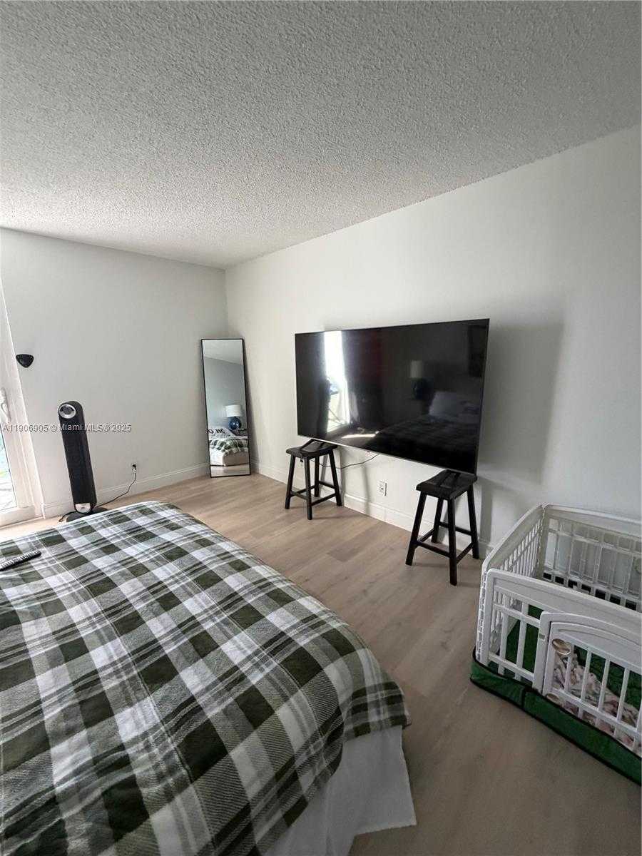 Small Image of 100 BAYVIEW DR #425, Sunny Isles Beach Number 18