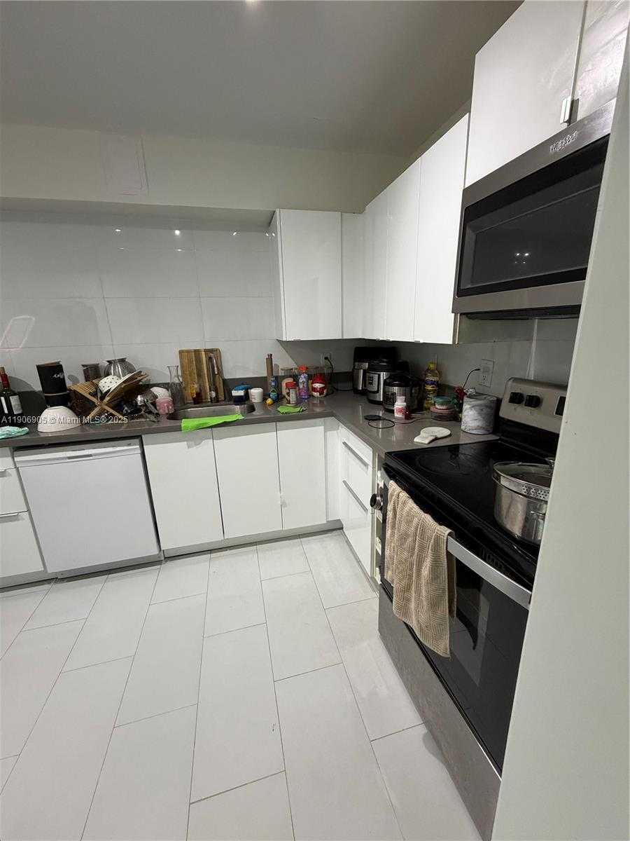 Small Image of 100 BAYVIEW DR #425, Sunny Isles Beach Number 2