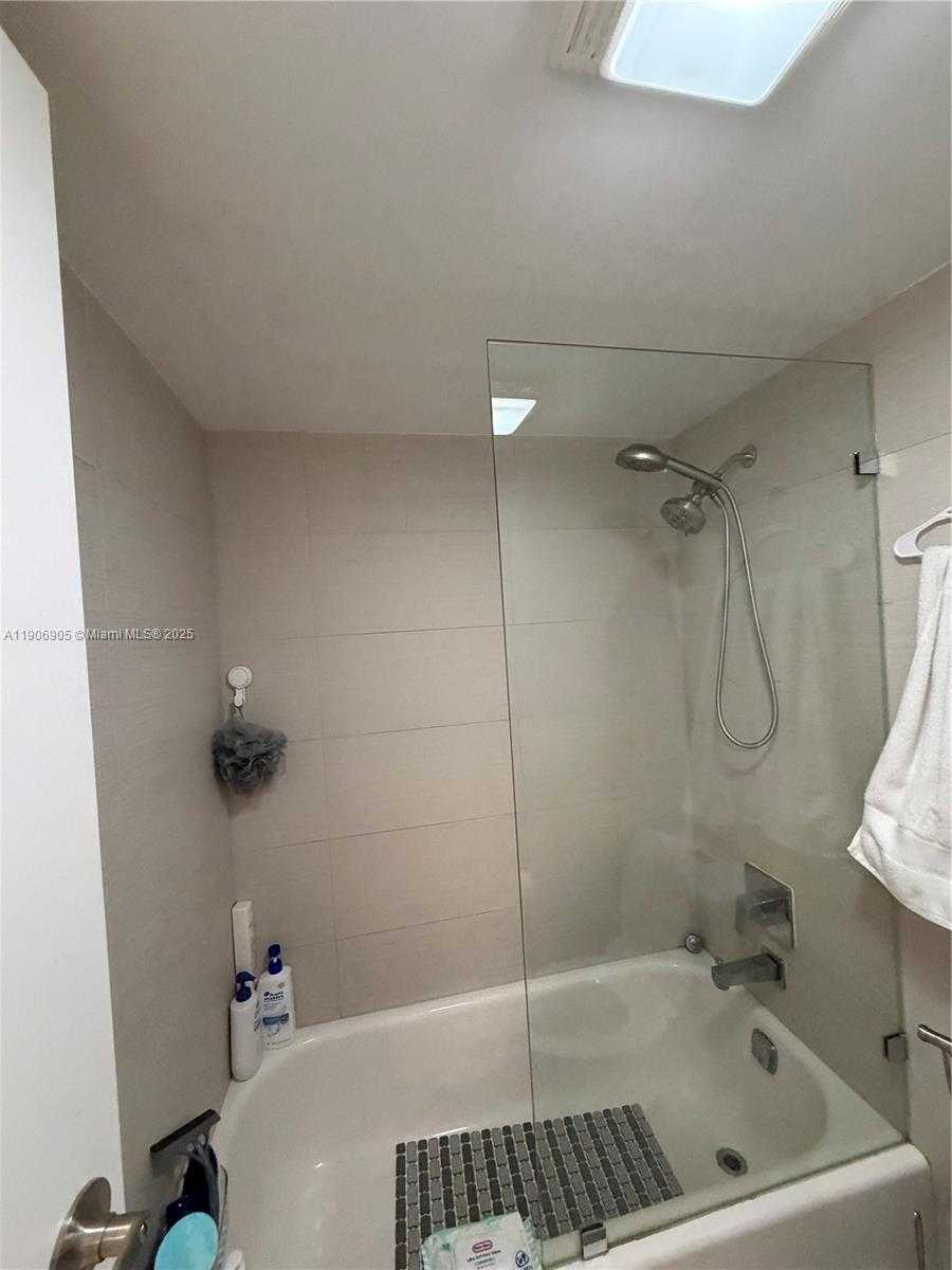 Small Image of 100 BAYVIEW DR #425, Sunny Isles Beach Number 21