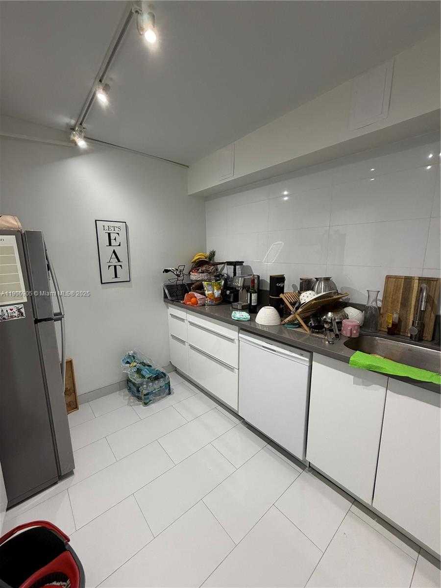 Small Image of 100 BAYVIEW DR #425, Sunny Isles Beach Number 3