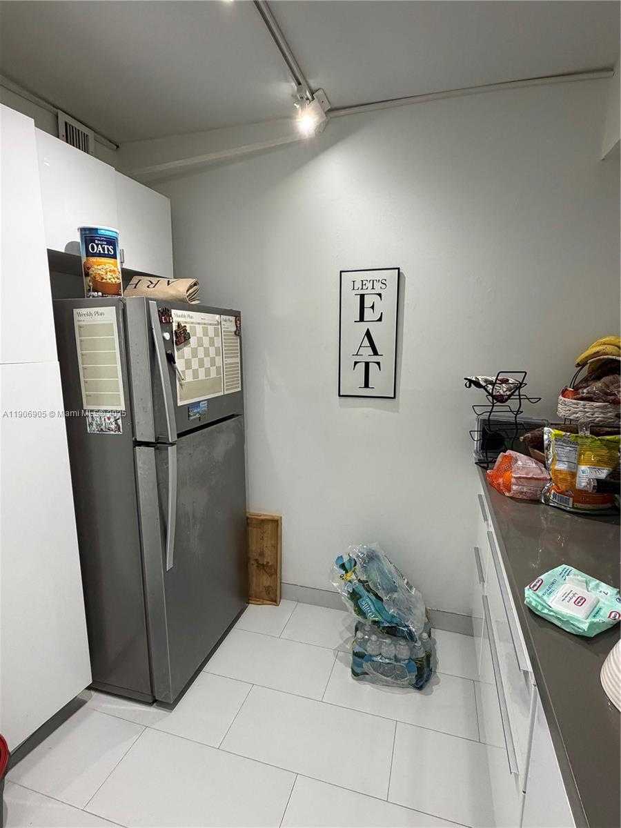 Small Image of 100 BAYVIEW DR #425, Sunny Isles Beach Number 4