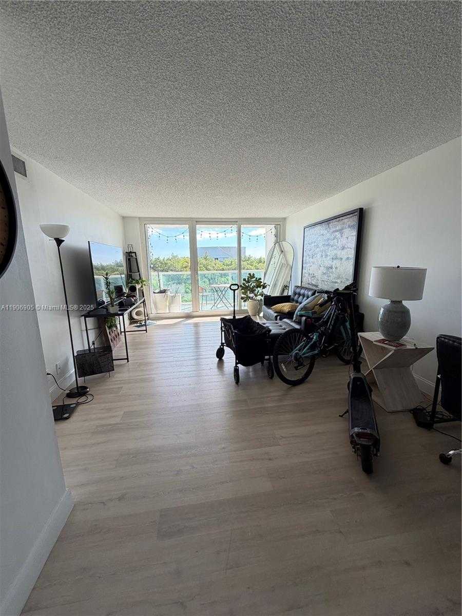 Small Image of 100 BAYVIEW DR #425, Sunny Isles Beach Number 5