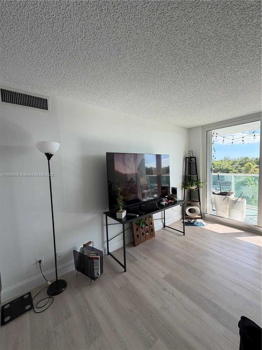 Small Image of 100 BAYVIEW DR #425, Sunny Isles Beach Number 6